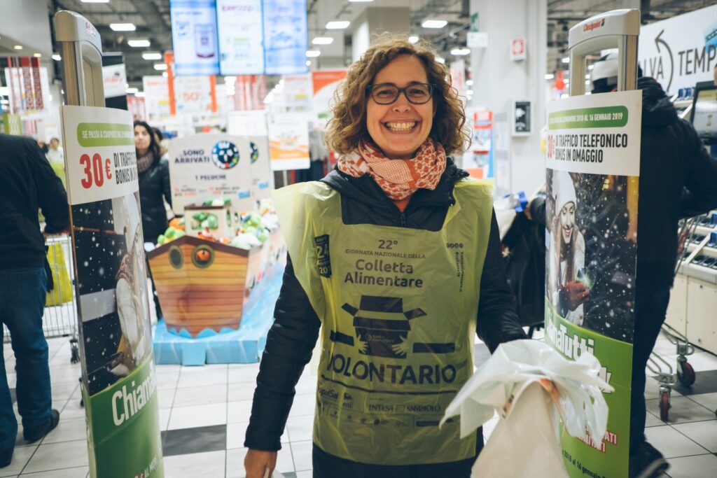 Italy (r)exists: on 26 November many people donated food to those in need